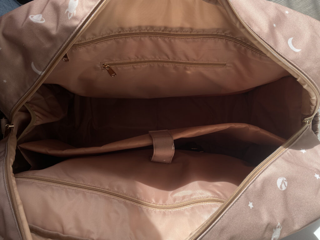 Binnenvakken van de perfecte reistas met baby of kinderen